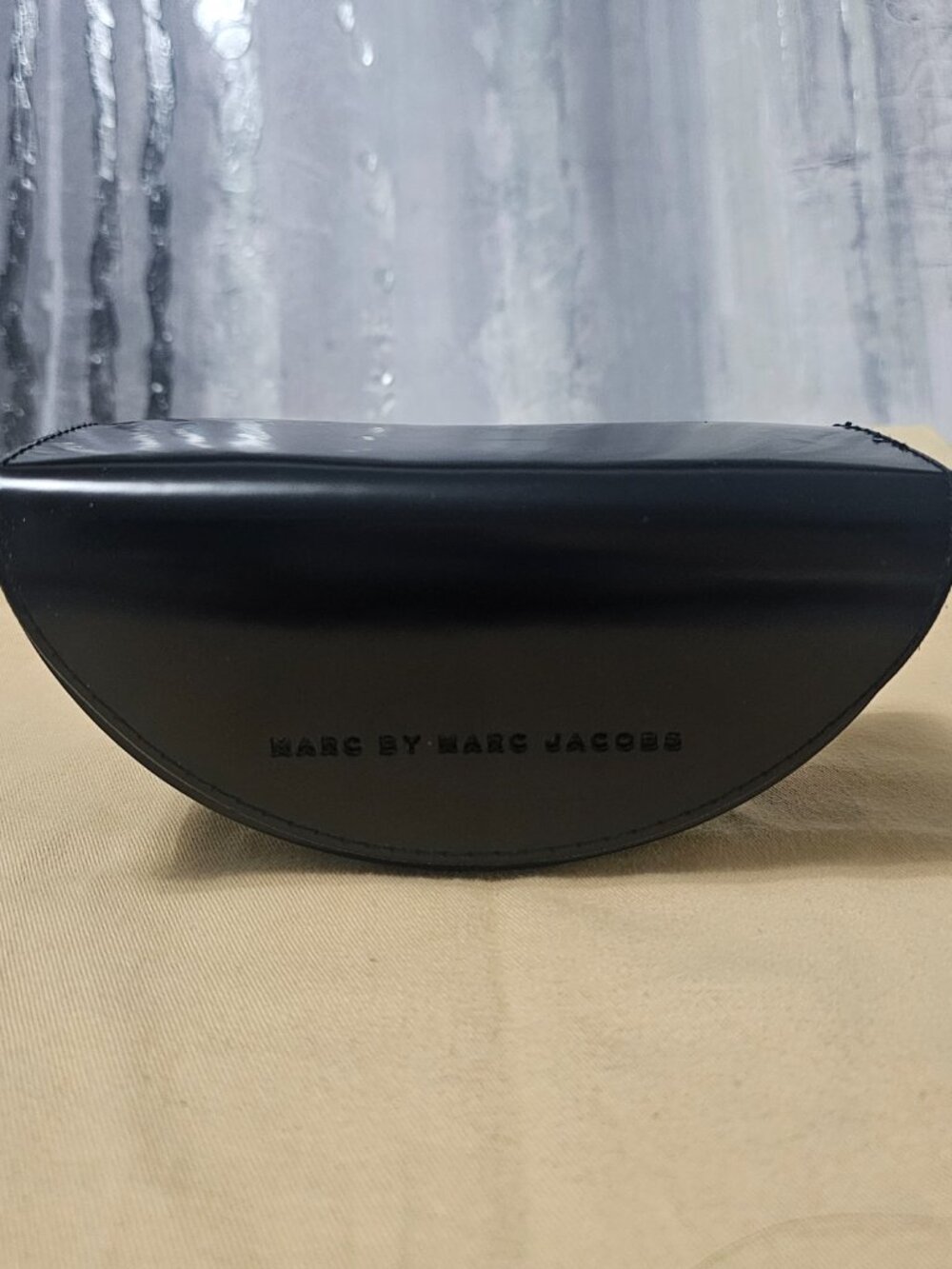 NEW Authentic Marc Jacobs Black Clamshell Sunglasses Case & Cleaning Cloth - Picture 4 of 5